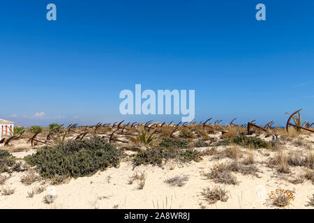 Il cimitero abbandonato ancora ancore, Cemitério das âncoras sulla spiaggia di Barril, Santa Luzia Algarve, Portogallo. Foto Stock