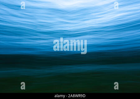 Sotto la superficie del mare.La natura astratta creata utilizzando intenzionale di movimento della telecamera tecnica.motion blur.arte ICM immagine perfetta per la stampa, la carta da parati. Foto Stock