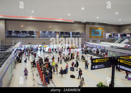 Bangkok, Tailandia - Ott 29,2019 : i passeggeri sono in coda per il check-in presso il contatore in Don Mueang International Airport. Foto Stock