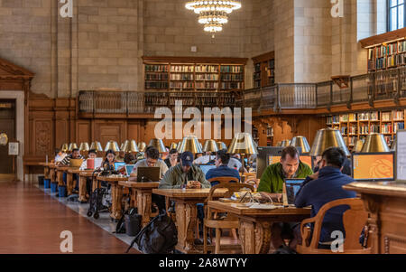 Manhattan, New York, Stati Uniti 12.9.2019 gli utenti della biblioteca presso il Rose Sala di lettura principale nella Biblioteca Pubblica di New York Foto Stock