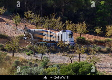 Pronto cemento mescolato carrello offrendo in Spagna rurale Foto Stock