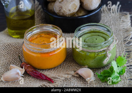 Due più famose Isole Canarie sauses popolare Mojo picon (red hot sause) e mojo verde sause) sono di solito mangiato con papas arrugadas (wrinkl Foto Stock