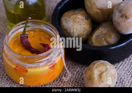 Locale delle isole Canarie piatto, papas arrugadas (rugoso patate) con mojo picon (salsa rossa). Foto Stock