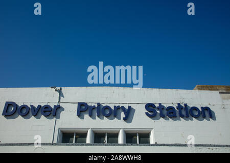 Vista generale di dover Priory stazione ferroviaria, Dover, Inghilterra, Regno Unito in una giornata di sole a fine settembre. Foto Stock