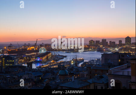 Genova, Italia, 5 novembre 2019 - vista aerea di Genova, Italia al tramonto, il porto con il centro hiistoric, Italia, Europa Foto Stock