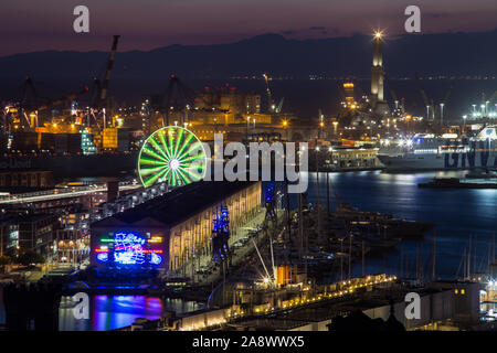 Genova, Italia, 5 novembre 2019 - vista aerea di Genova, Italia di notte, il porto con la Lanterna, il faro, simbolo della città e il fer Foto Stock