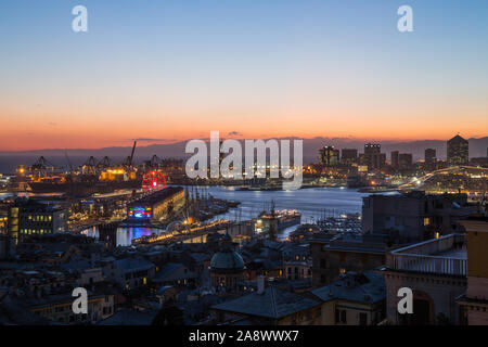 Genova, Italia, 5 novembre 2019 - vista aerea di Genova, Italia al tramonto, il porto con il centro hiistoric, Italia, Europa Foto Stock