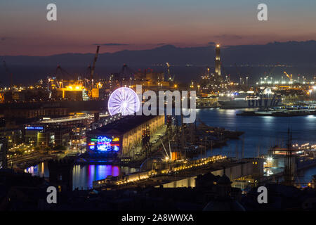 Genova, Italia, 5 novembre 2019 - vista aerea di Genova, Italia di notte, il porto con la Lanterna, il faro, simbolo della città e il fer Foto Stock