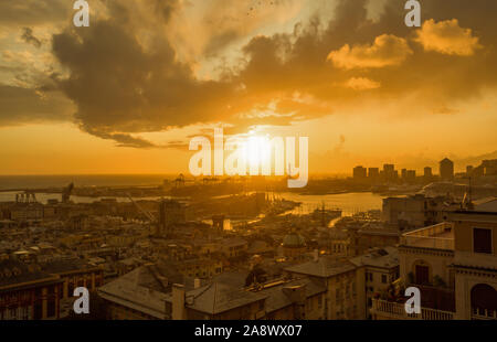 Genova, Italia, 5 novembre 2019 - vista aerea di Genova, Italia al tramonto, il porto con il centro hiistoric, Italia, Europa Foto Stock