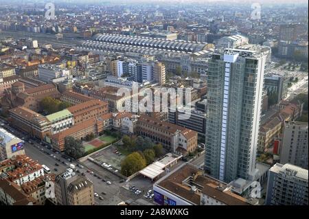 Milano (Italia), la vista dalla terrazza sul tetto della Regione Lombardia torre, la stazione centrale e la torre Galfa Foto Stock