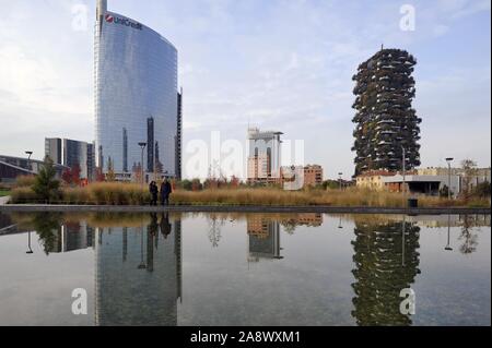 Milano (Italia), la Biblioteca degli alberi park e grattacieli di Porta Nuova district, Unicredit tower e bosco verticale Foto Stock