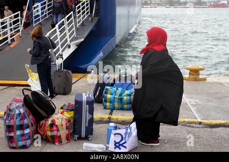 Circa 90 rifugiati e migranti arrivati al porto di Pireo dalle isole greche. Il trasferimento dei migranti provenienti dai campi sovraffollati nei le isole alla terraferma greca ha continuato in questo fine settimana. Foto Stock