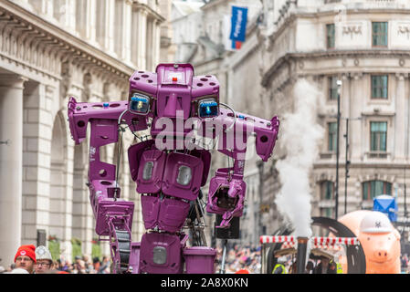 City of London Corporation Binbot robot realizzato da scomparti wheelie presso il signore sindaco di Show Sfilata in città di Londra, Regno Unito. Il riciclaggio in città Foto Stock