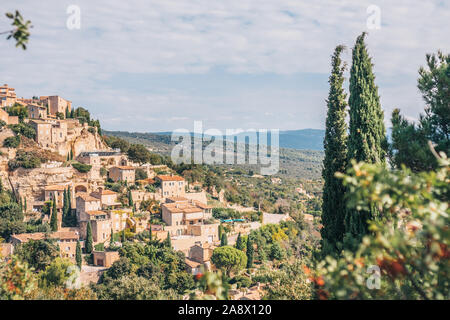 Gordes, Vaucluse, Provence-Alpes-Côte d'Azur, in Francia, settembre 25, 2018: bella vista panoramica della città Foto Stock