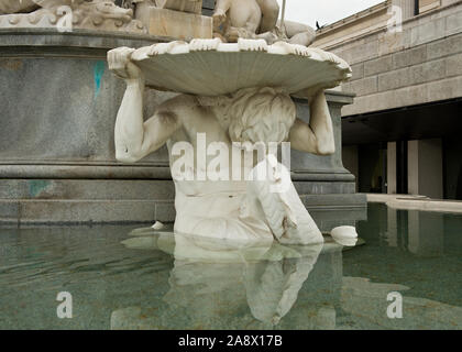 Dettaglio del Pallas Athene Fontana al di fuori del Parlamento austriaco edificio. Vienna Foto Stock