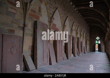 Fila di lapidi antiche nel chiostro di San Pietro e di san Paolo la Chiesa Wissembourg Foto Stock