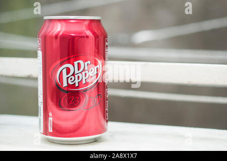 Carrara, Italia - 11 novembre 2019 - Possono di Dr Pepper soft drink sul davanzale della finestra Foto Stock