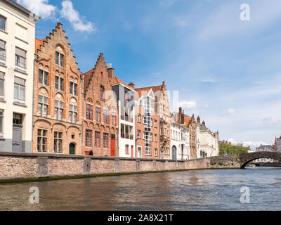 Facciate di antiche e moderne case sul canale Spiegelrei nella città vecchia di Bruges, Fiandre, in Belgio Foto Stock