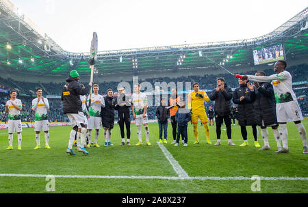 Tripudio finale Team MG, i giocatori festeggiare davanti delle ventole, Denis ZAKARIA r. (MG) Marcus THURAM (MG / con banner) schizza con acqua. Soccer 1. Bundesliga, 11.Spieltag, Borussia Monchengladbach (MG) - Werder Bremen (HB) 3: 1, 10/11/2019 in Borussia Monchengladbach / Germania. € | Utilizzo di tutto il mondo Foto Stock