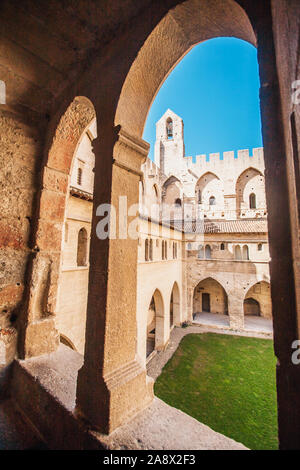 Avignone, PROVENZA / Francia - 27 Settembre 2018: vista dal balcone del Palazzo Papale sul prato verde nel cortile Foto Stock