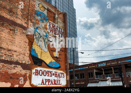 Nashville, Tennessee, Stati Uniti d'America - 26 Giugno 2014: Dettaglio di una parete di un edificio con un cowboy boot, nel centro della città di Nashville, Tennessee. Foto Stock