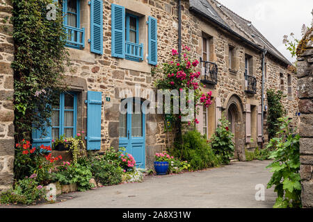 Una bella strada di Saint Suliac, Ille-et-Vilaine Bretagna, Francia Foto Stock