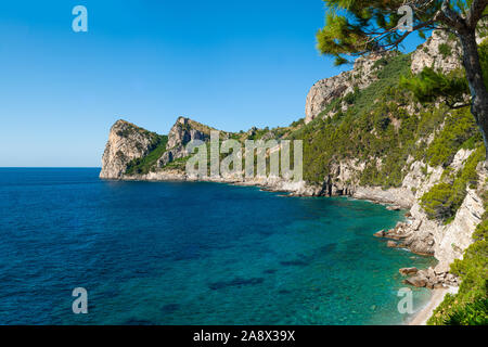 Tre Pizzi di montagna che sorge sulla baia di Nerano di Massa Lubrense, con la Torre di Montalto sul vertice Foto Stock