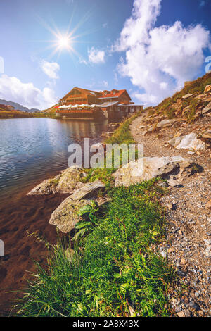 Bella vulcanico lago Balea ad alta altitudine, sulla montagna Fagaras, Romania Foto Stock