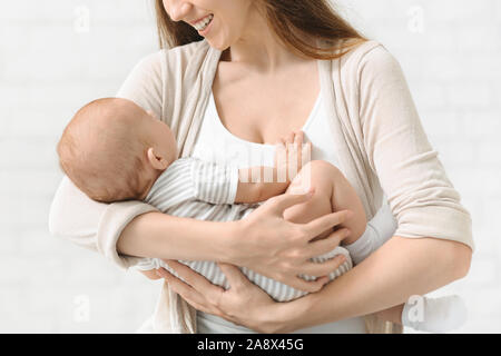 Azienda madre neonato Bambino in mani lulling lui dormire Foto Stock