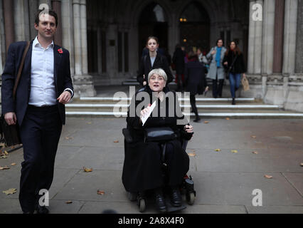 Gruppo del Partito europeo dei liberali democratici Presidente Sal Brinton affiancato dal gruppo del Partito europeo dei liberali democratici chief executive Mike Dixon, fa una dichiarazione al di fuori del Royal Courts of Justice di Londra dove è partito il procedimento di deposito per un controllo giurisdizionale della decisione editoriale da ITV per mantenere rimangono fuori della prossima elezione generale leader dibattiti. Foto Stock