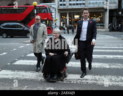 Gruppo del Partito europeo dei liberali democratici Presidente Sal Brinton affiancato da avvocato Adam Chapman (sinistra) e il gruppo del Partito europeo dei liberali democratici chief executive Mike Dixon, arrivando alla Royal Courts of Justice, Londra, prima di fare una dichiarazione in merito alla decisione editoriale da ITV per mantenere rimangono fuori del leader futuri dibattiti. Foto Stock