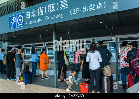 Shanghai, Cina, persone all'interno, Bullet stazione ferroviaria, per West, Hangqiao, distretto di Minhang - la stazione ferroviaria più grande in Asia, schermi della stazione Foto Stock