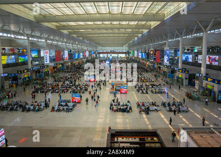 Shanghai, Cina, gente all'interno, Bullet stazione ferroviaria, per West, Hangqiao, Minhang District - la più grande stazione ferroviaria in Asia, corridoio affollato Foto Stock