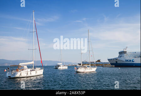 Ajaccio, Francia - 29 Giugno 2015: Vela Yacht e navi traghetto sono nel porto di Ajaccio, la città capitale della Corsica, isola francese nell'Mediterranea Foto Stock