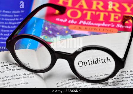 Libro della saga di Harry Potter con Harry Potter bicchieri Foto Stock