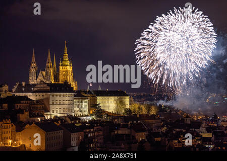 Fuochi d'artificio sopra la Città Vecchia di Praga, Repubblica Ceca. Nuovo anno fuochi d'artificio a Praga Cechia. Praga fuochi d'artificio durante il nuovo anno celebrazione vicino San Vi Foto Stock