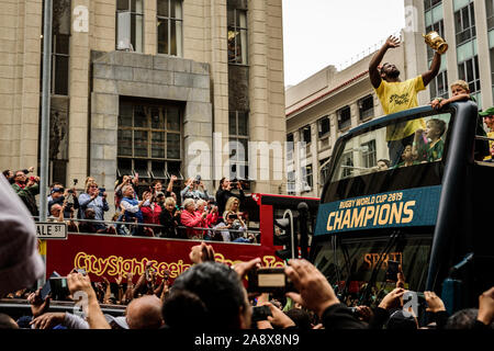 In Sud Africa il primo nero capitano di rugby, Siya Kolisi, trattiene il 2019 William Webb Ellis Cup in Città del Capo celebrando la Springbok world cup win Foto Stock