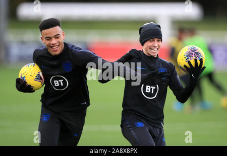 L'Inghilterra del Mason Greenwood (sinistra) e Phil Foden durante la sessione di formazione presso il St George's Park, Burton. Foto Stock