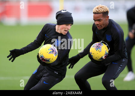 L'Inghilterra del Phil Foden (a destra) durante la sessione di formazione presso il St George's Park, Burton. Foto Stock