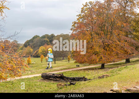 Scenic autunnale di vedute del Yorkshire Sculpture Park vicino a Wakefield con opere di Damien Hirst. Foto Stock