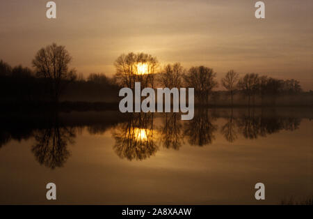 Il sole tramonta su vasta presso la University of East Anglia a Norwich, Regno Unito Foto Stock