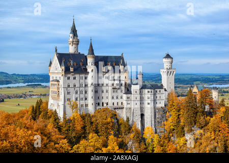 Il Castello di Neuschwanstein in autunno, Alpsee, Schwangau, Ostallgäu, Algovia, Svevia, Alta Baviera, Baviera, Germania, Deutschland Foto Stock