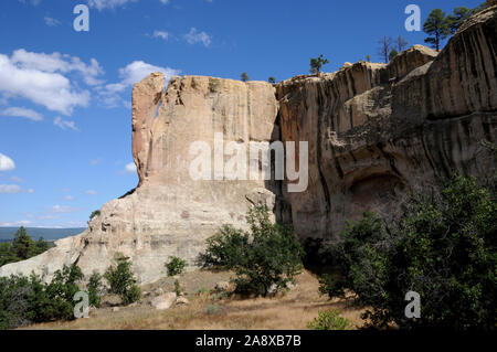 Vista di El Morro, Nuovo Messico, presi da 'il livello di massa' dove vi è la visita di un sito, campeggio e l'inizio del sentiero per il vertice. Foto Stock