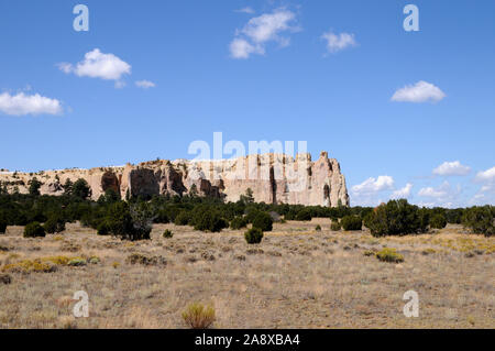 Vista di El Morro, Nuovo Messico, presi da 'il livello di massa' dove vi è la visita di un sito, campeggio e l'inizio del sentiero per il vertice. Foto Stock