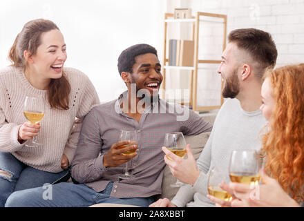 Migliori amici bevendo e chiacchierando in casa Foto Stock