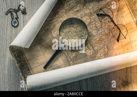 In vecchio stile coloniale Mappa di Sud America con una lente di ingrandimento, bussola e periodo bicchieri. In stile vintage Foto Stock