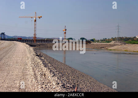 La costruzione del Ashta diga sul fiume Drini, Albania Foto Stock