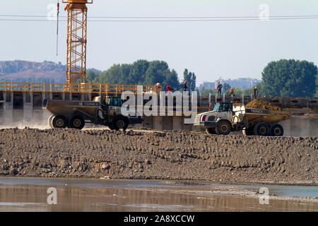 La costruzione del Ashta diga sul fiume Drini, Albania Foto Stock