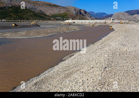 La costruzione del Ashta diga sul fiume Drini, Albania Foto Stock