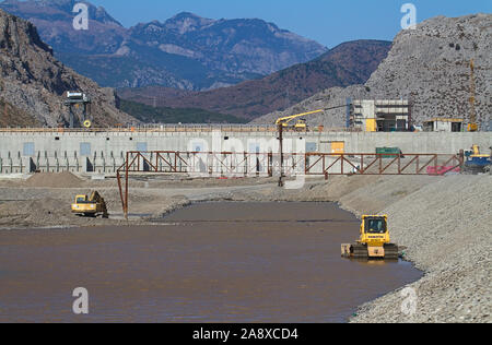 La costruzione del Ashta diga sul fiume Drini, Albania Foto Stock